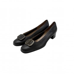 FERRAGAMO BLACK LEATHER LOW HEELS 