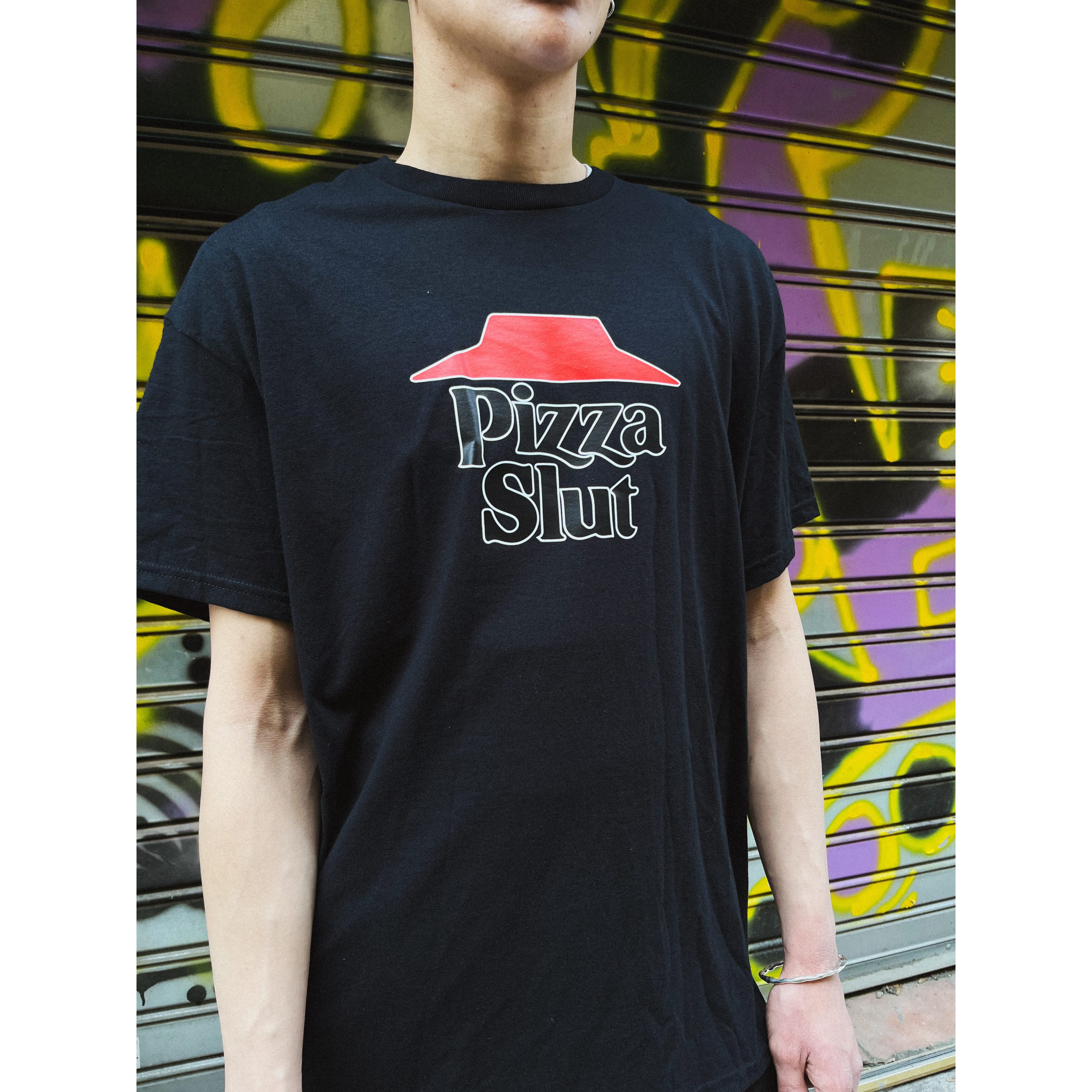 FEELS BLACK T-SHIRT "PIZZA SLUT" FEELS BLACK T-SHIRT "PIZZA SLUT"
