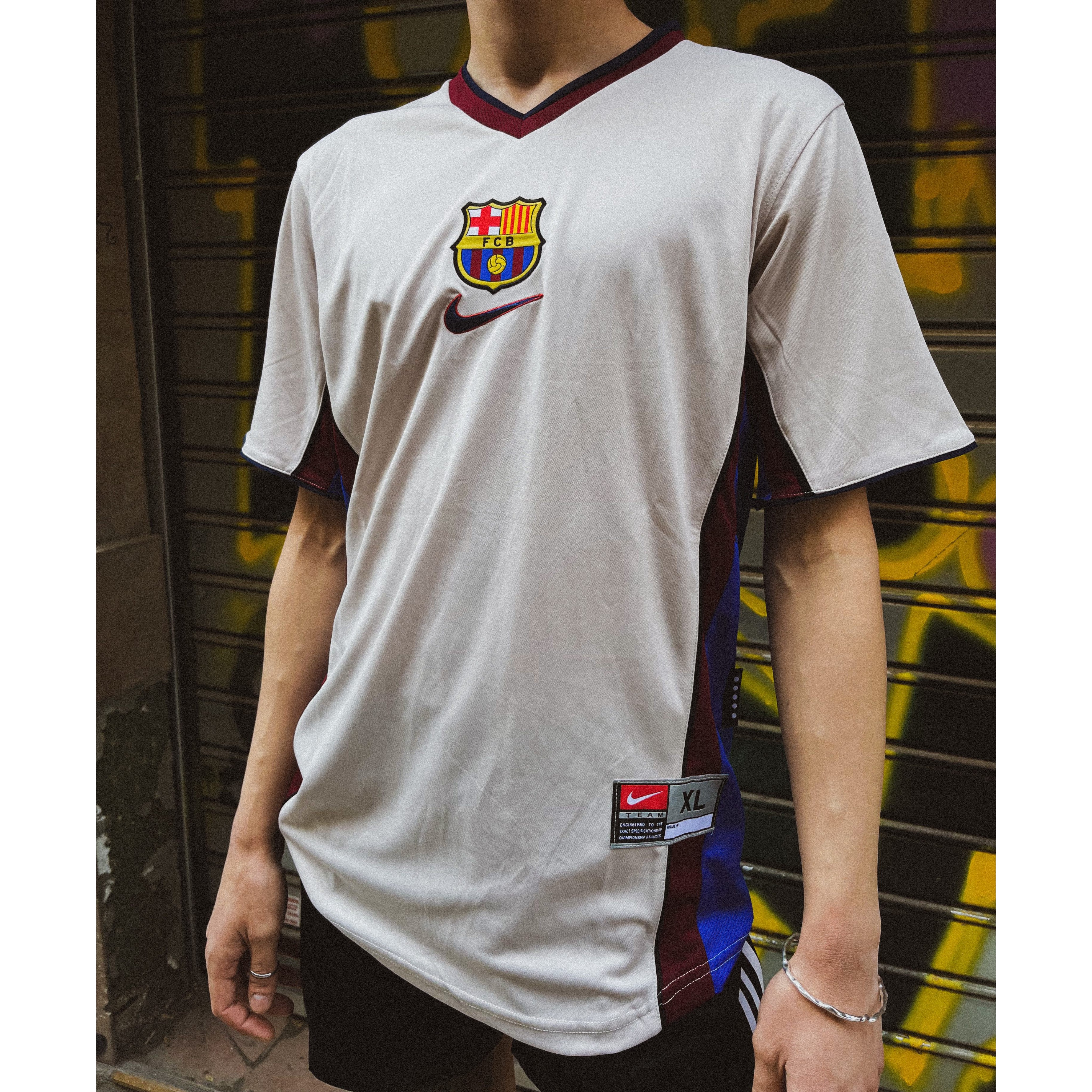 NIKE F.C BARCELONA VINTAGE FOOTBALL JERSEY NIKE F.C BARCELONA VINTAGE FOOTBALL JERSEY